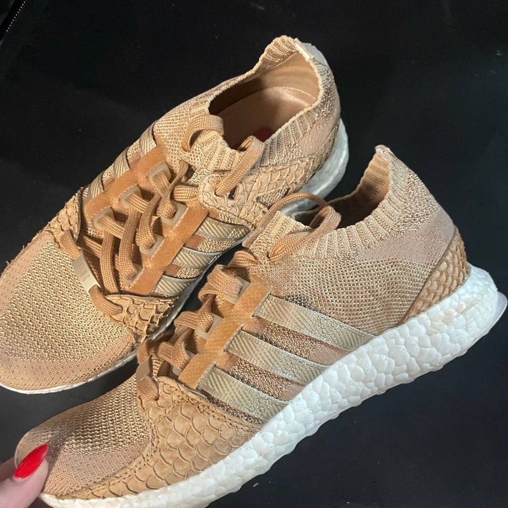 Size Mens 8 gold Adidas special edition KING shoes